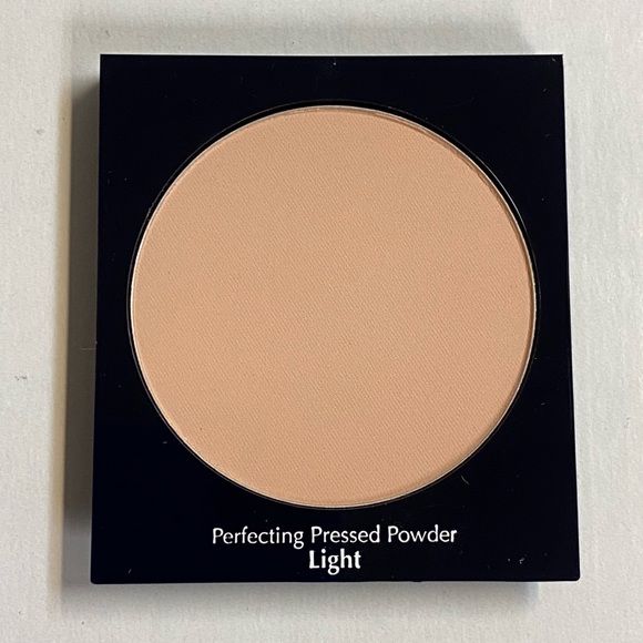 New Estée Lauder Perfecting Pressed Powder in Light New Tester - Picture 1 of 3